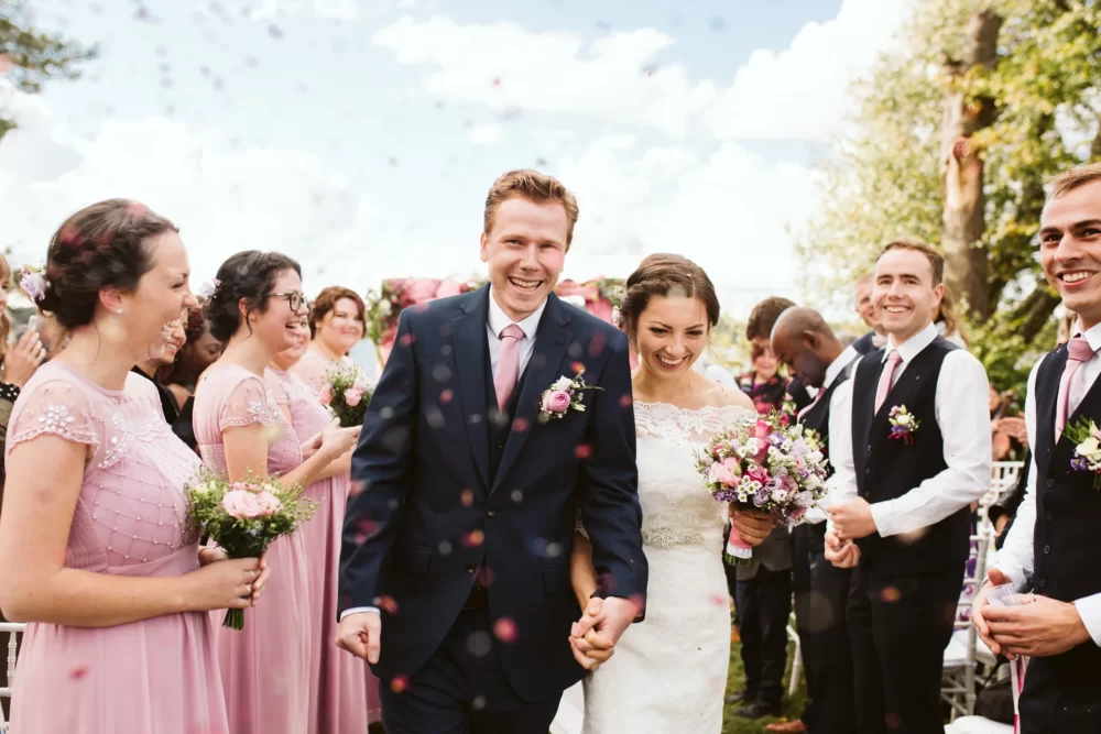 kāzu fotogrāfs fotografē jaunā pāra kāzu ceremonijas brīdi