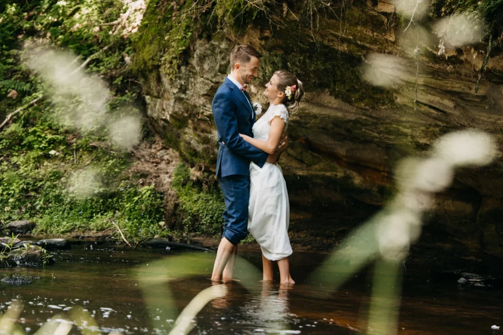 kāzu fotogrāfs fotografē kāzu pāri ūdenī