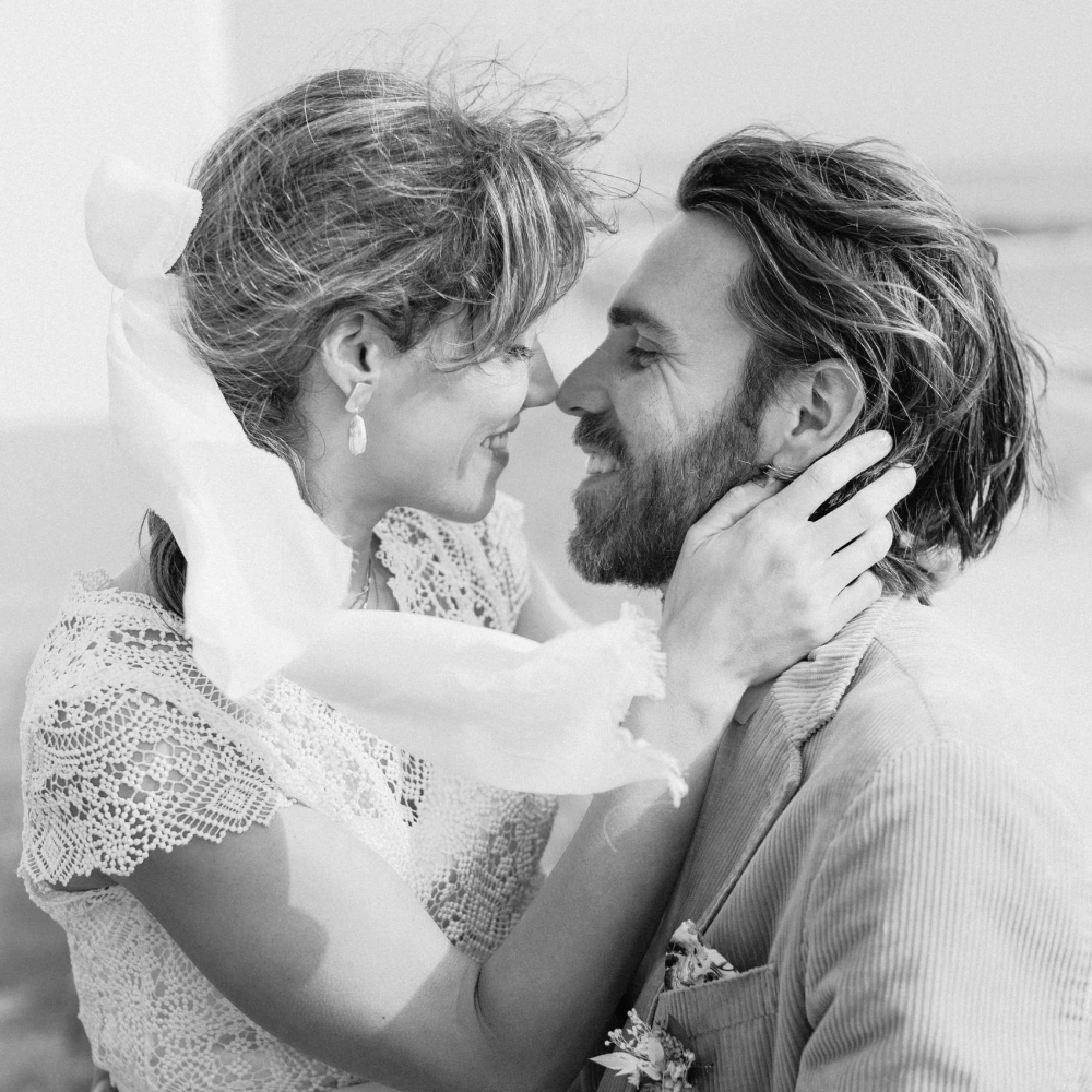 Melnbalta kāzu foto māksla – eleganta un klasiskā stila fotogrāfija